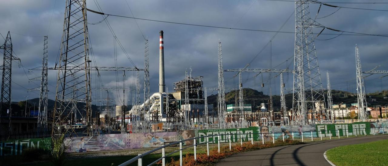 La central térmica de Lada, en proceso de cierre, y su subestación eléctrica.