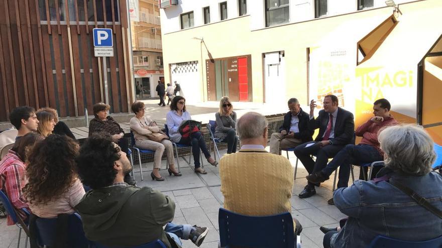 José Guillén, en un encuentro con vecinos del barrio para debatir con ellos las mejoras que supondrá el proyecto ADN Urbano.