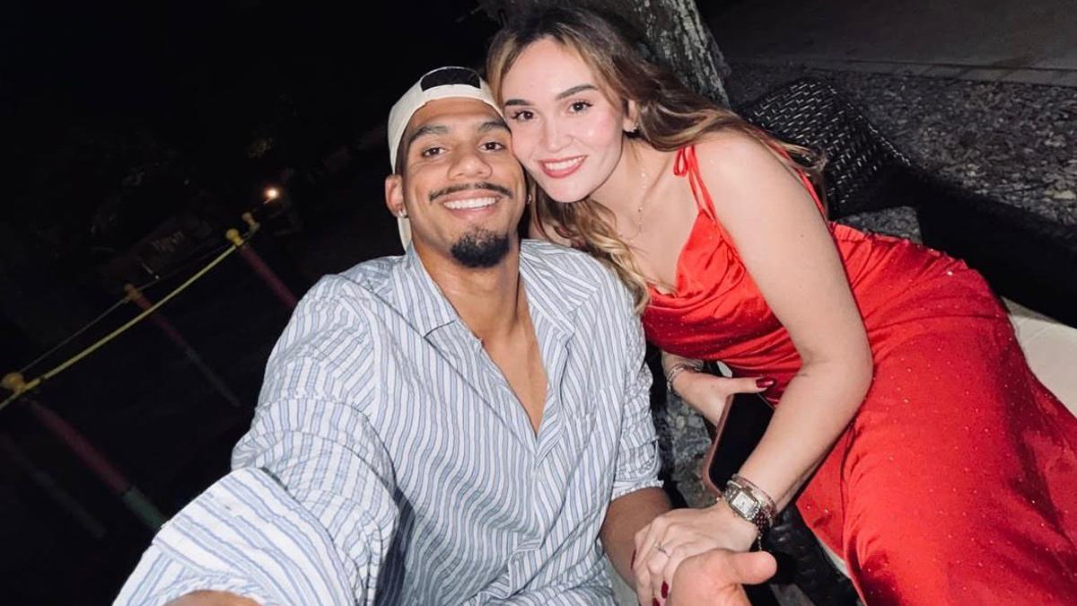 Araujo junto a su pareja en Uruguay