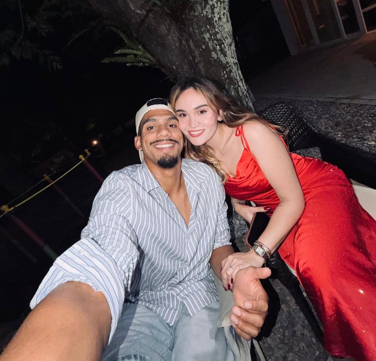 Araujo junto a su pareja en Uruguay