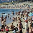 Gente disfrutando de un día de calor en la playa viguesa de Samil. / MARTA G. BREA
