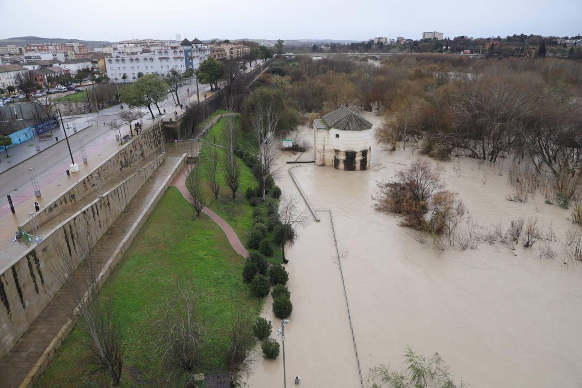 El río Guadalquivir se desborda a su paso por el puente romano debido a las intensas precipitaciones de la borrasca Leonardo. Córdoba, España, 4 de febrero de 2026.
