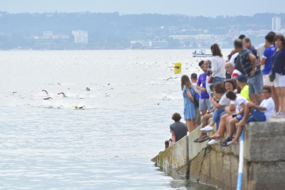 La temperatura del agua, muy fría, condicionó la prueba, en la que participaron 353 nadadores. Simón Cotelo y Aroa Silva fueron los reyes del podio.