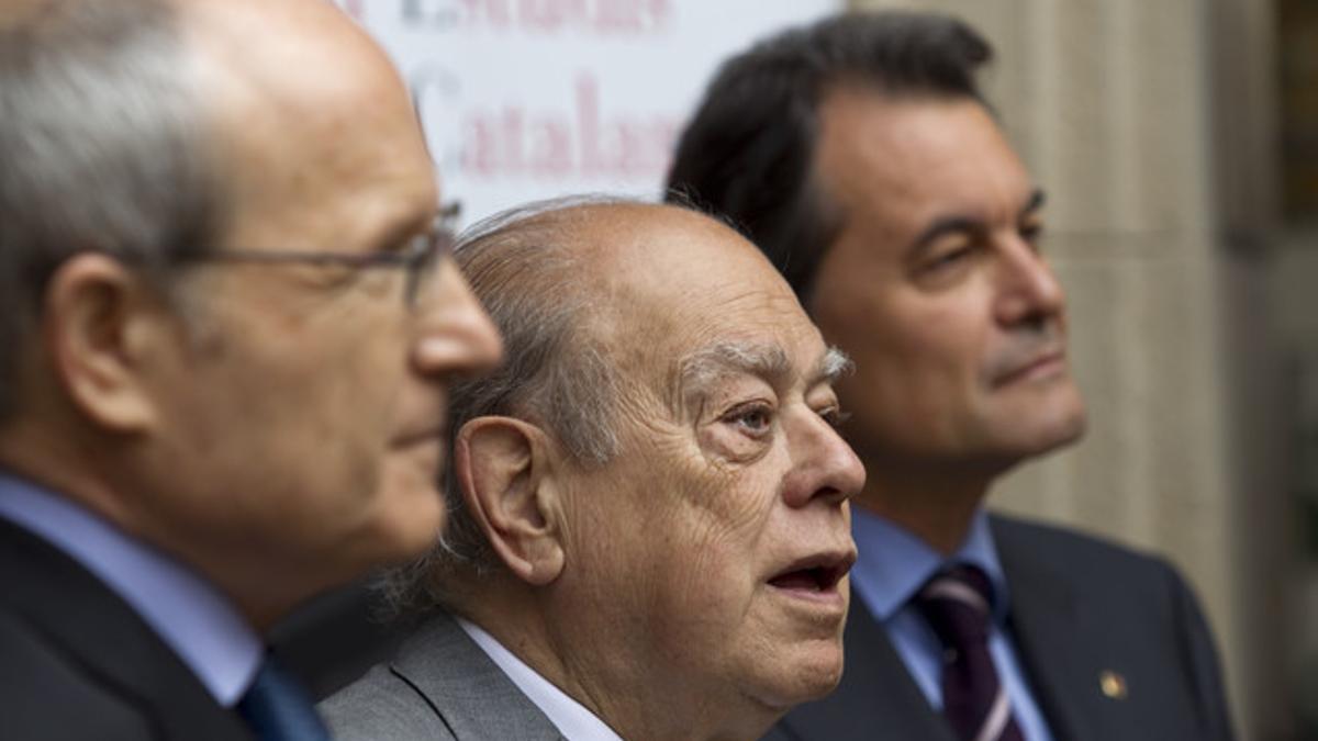 Jose Montilla, en primer término, junto a Jordi Pujol y Artur Mas, en abril del 2011.