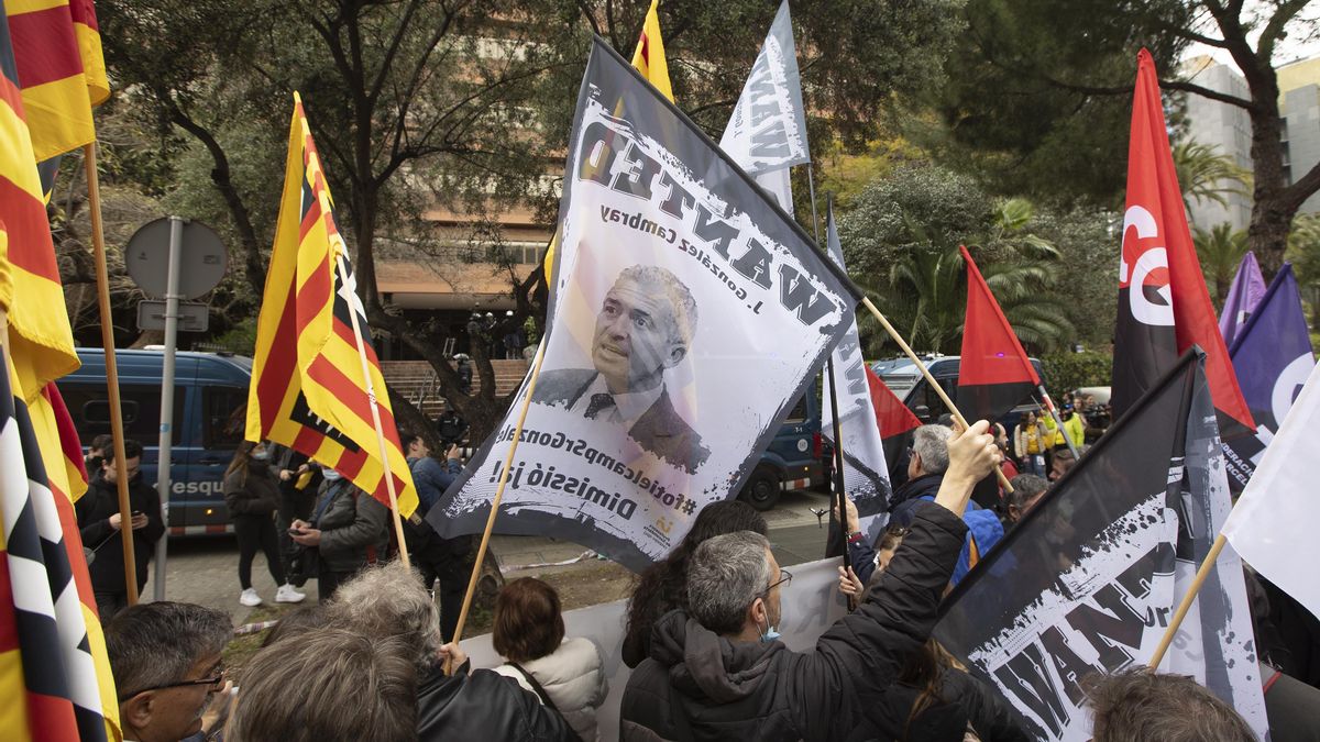 Manifestación de profesores ante el Departament d'Educació.