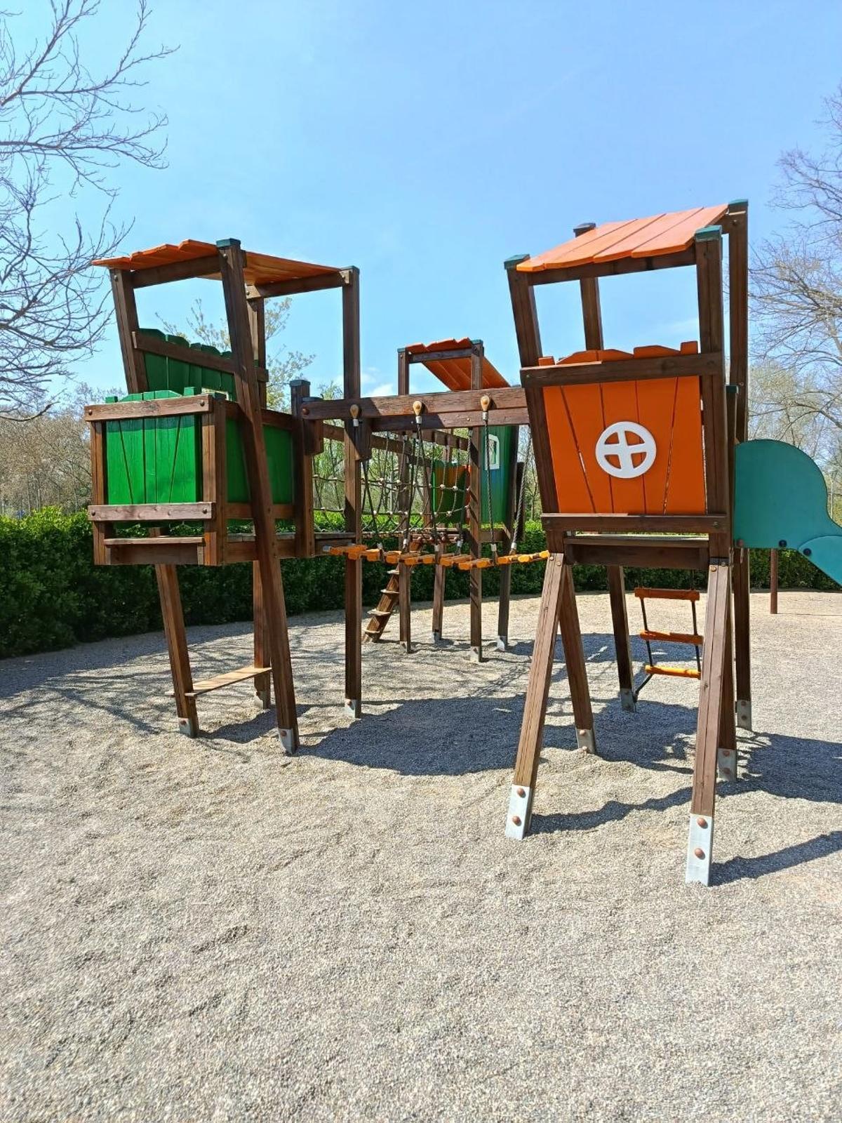 Zona de jocs dels jardins de Pedret, amb els elements infantils després dels treballs de manteniment i envernissat