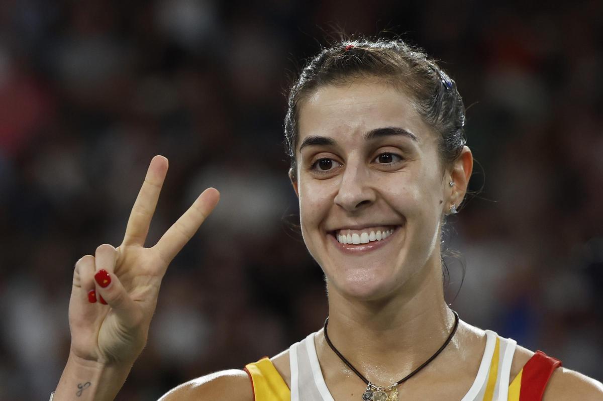 Carolina Marín celebra su victoria ante la suiza Jenjira Stadelmann en los Juegos.