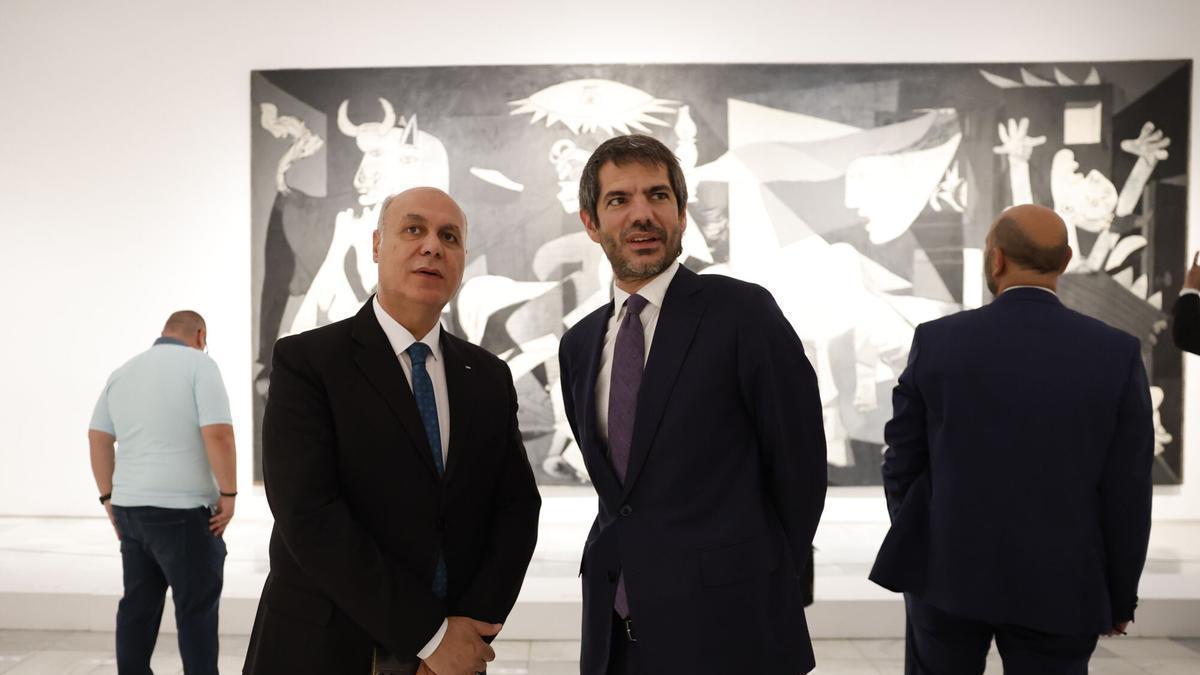 El ministro de Cultura, Ernest Urtasun (d), y su homólogo de Palestina, Emad Hamdan (i), presiden este jueves en el Museo Reina Sofía la Conferencia Ministerial por la Cultura Palestina, en el la que participan más de treinta delegaciones internacionales. EFE/ Chema Moya