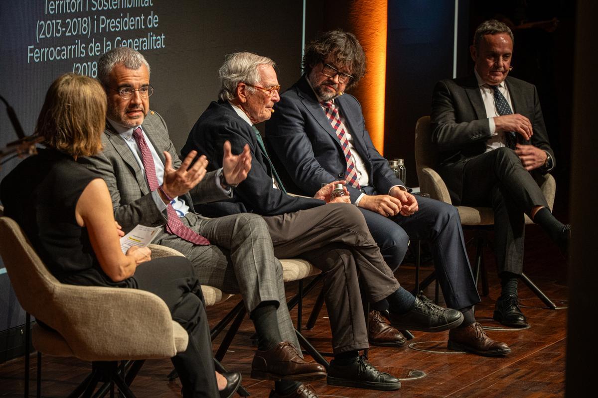 Mesa sobre el futuro de la movilidad durante el acto de celebración de los 120 años del RACC.