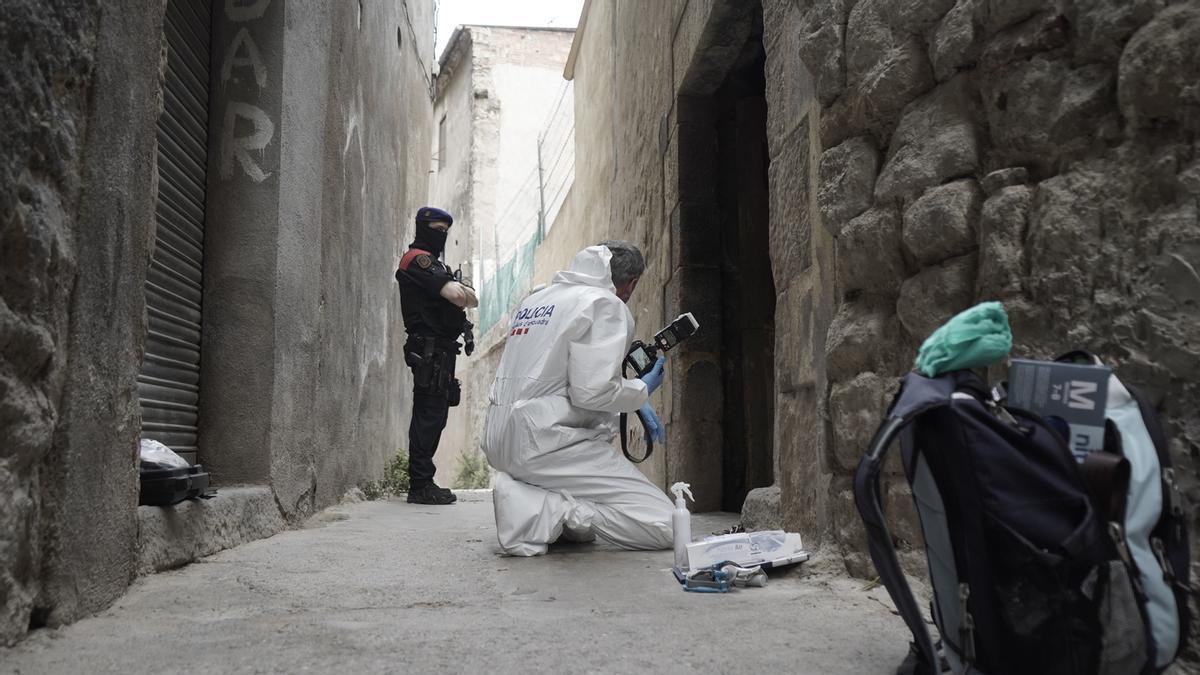 Els mossos durant l'operatiu per l'apunyalament mortal a Manresa