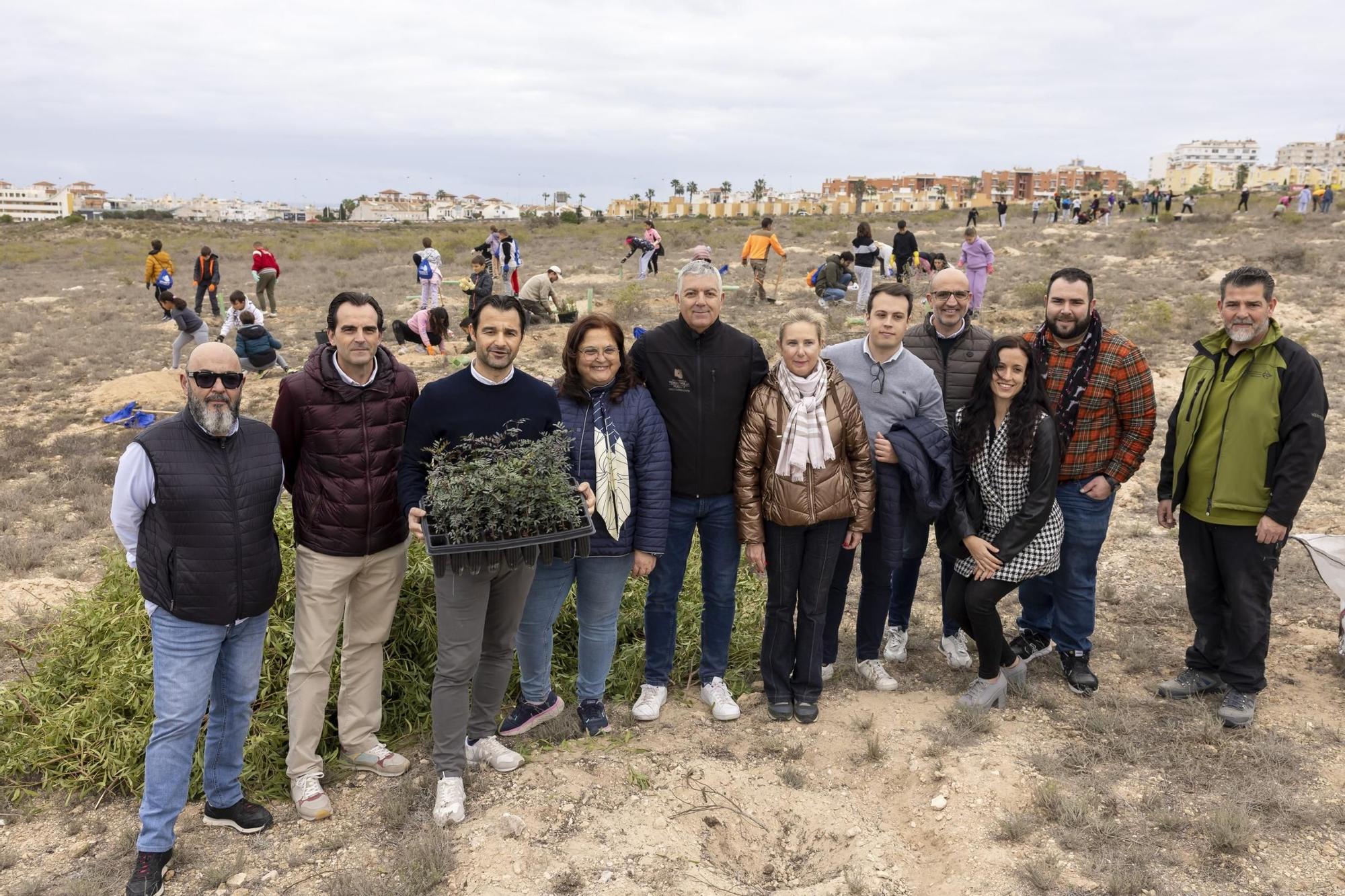 800 escolares se implican en la celebración del Día del Árbol con la plantación de especies autóctonas en torno a la laguna de La Mata de Torrevieja