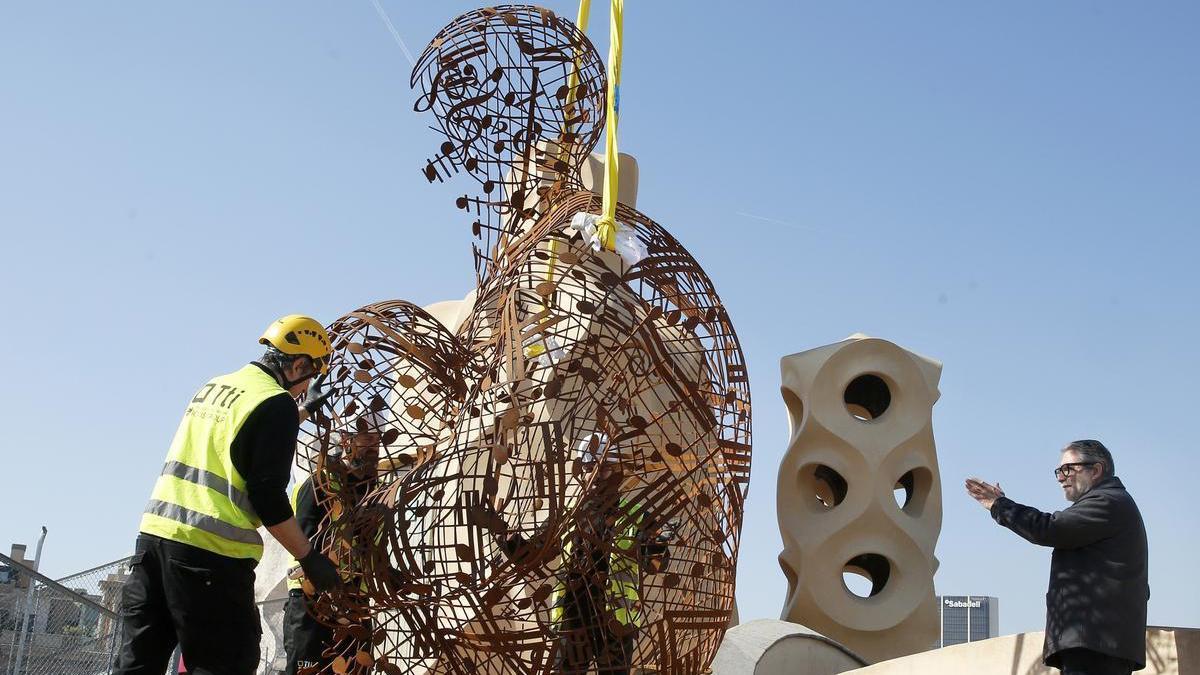 Una espectacular escultura de Jaume Plensa corona La Pedrera