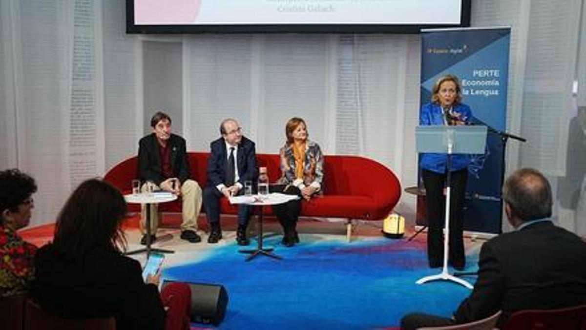 Nadia Calviño interviene en Fráncfort ante la mirada de (de izda. a dcha.) Luis García Montero, Miquel Iceta y la moderadora del acto, Cristina Gallach.