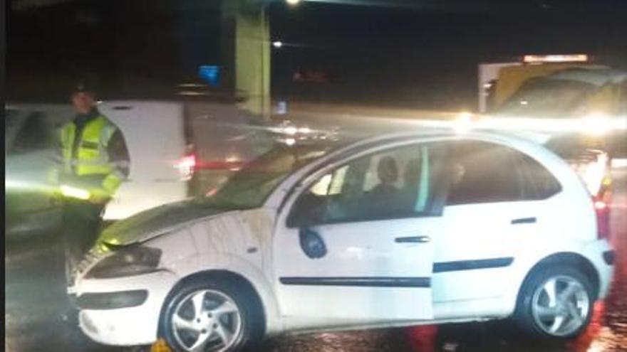 El coche siniestrado en la entrada a la autopista AP-9 bajo el puente de Rande, en Moaña.