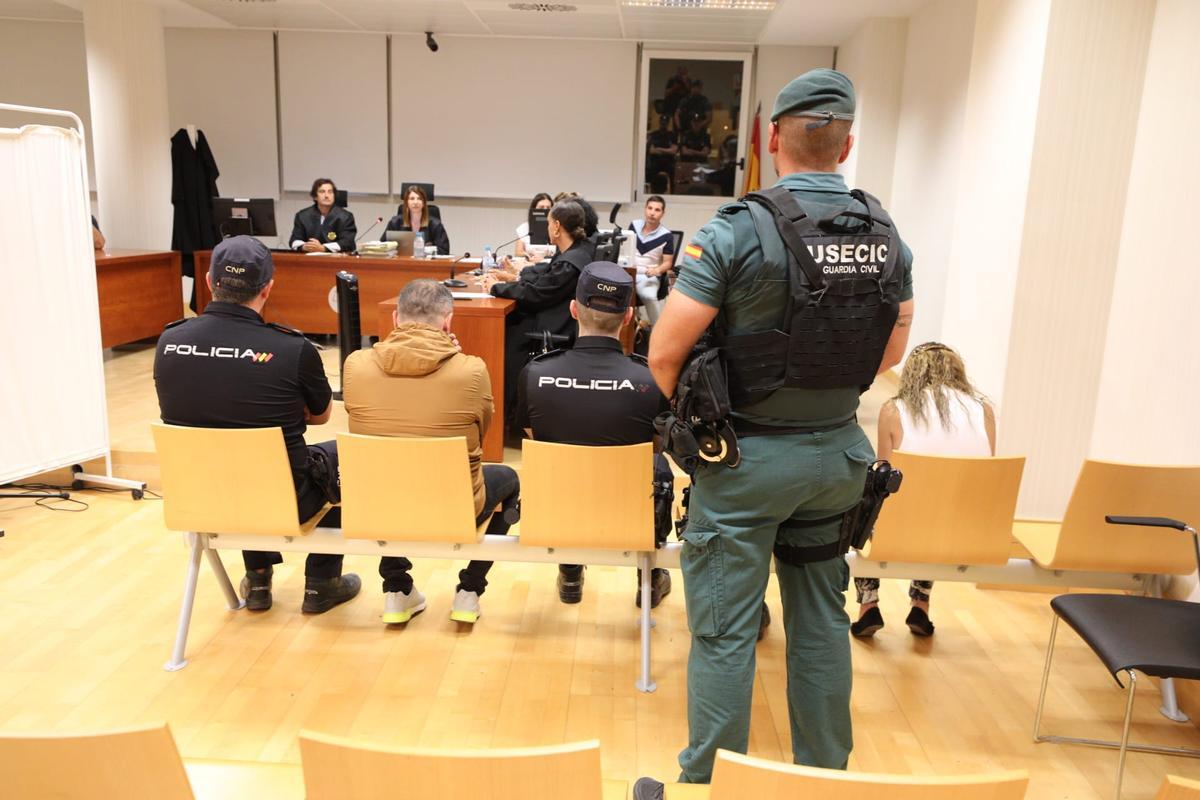 El jurado declara culpable al padrastro del bebé muerto a golpes en Elche y exculpa a la madre El jurado declara culpable al padrastro del bebé muerto a golpes en Elche y exculpa a la madre