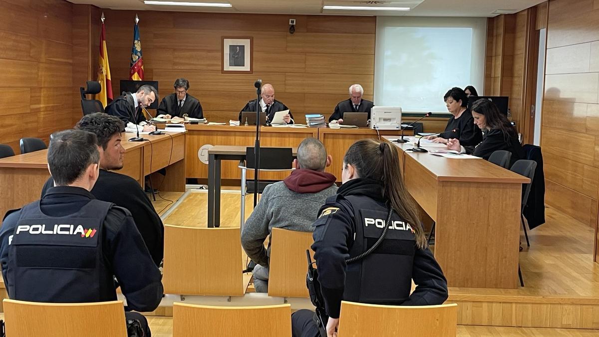 Imagen de los dos procesados, sentados ayer en el banquillo de los acusados de la Audiencia Provincial.
