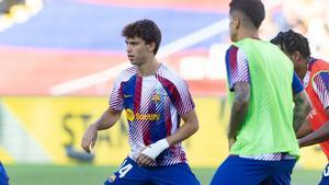 Joao Félix, durante los ejercicios de calentamiento antes del choque ante el Celta