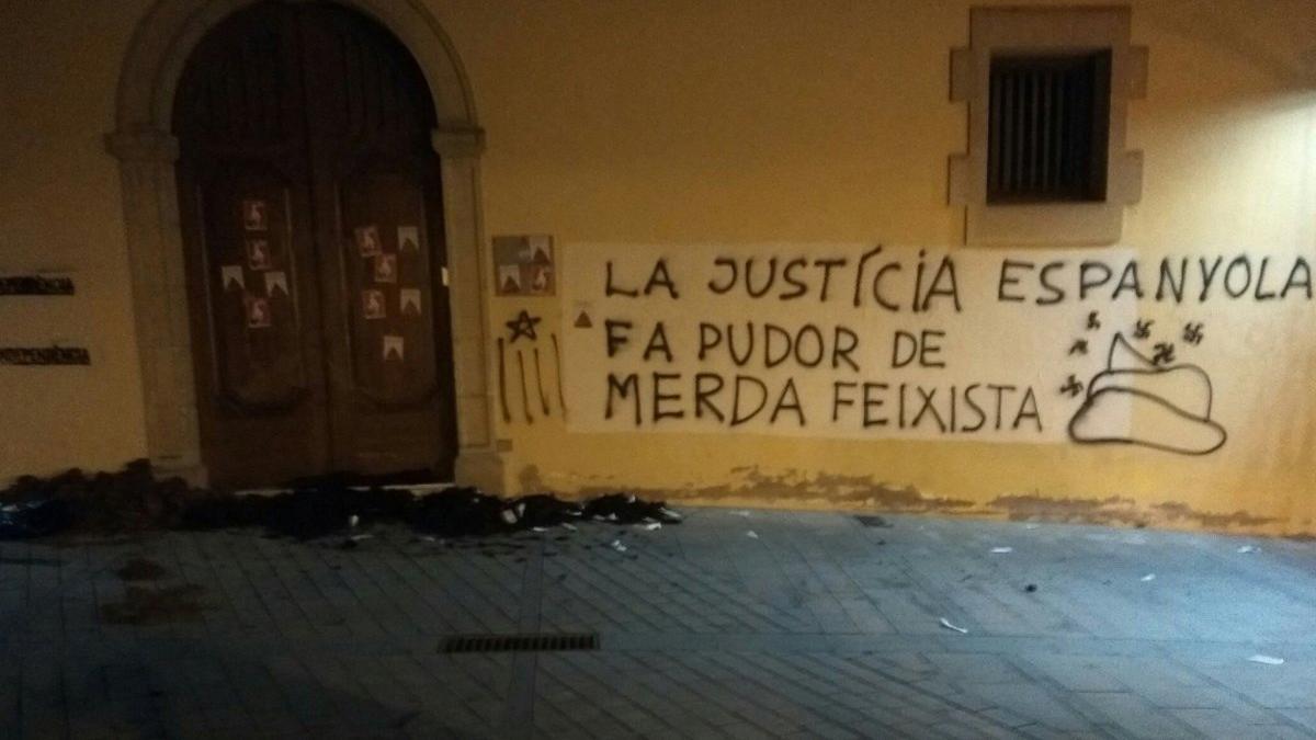 Acción de protesta de los CDR ante los juzgados de Cervera.