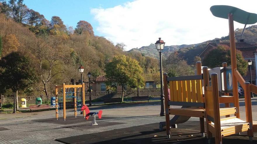 Nuevo parque infantil en la localidad de Rozaes