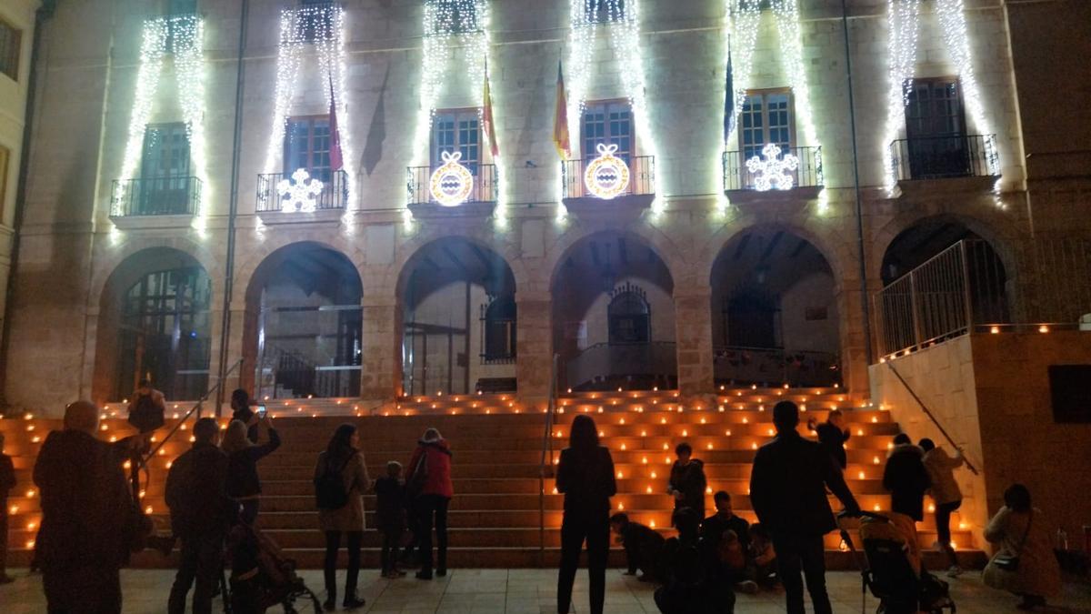 Fachada iluminada con motivo de la celebración de Navidad.