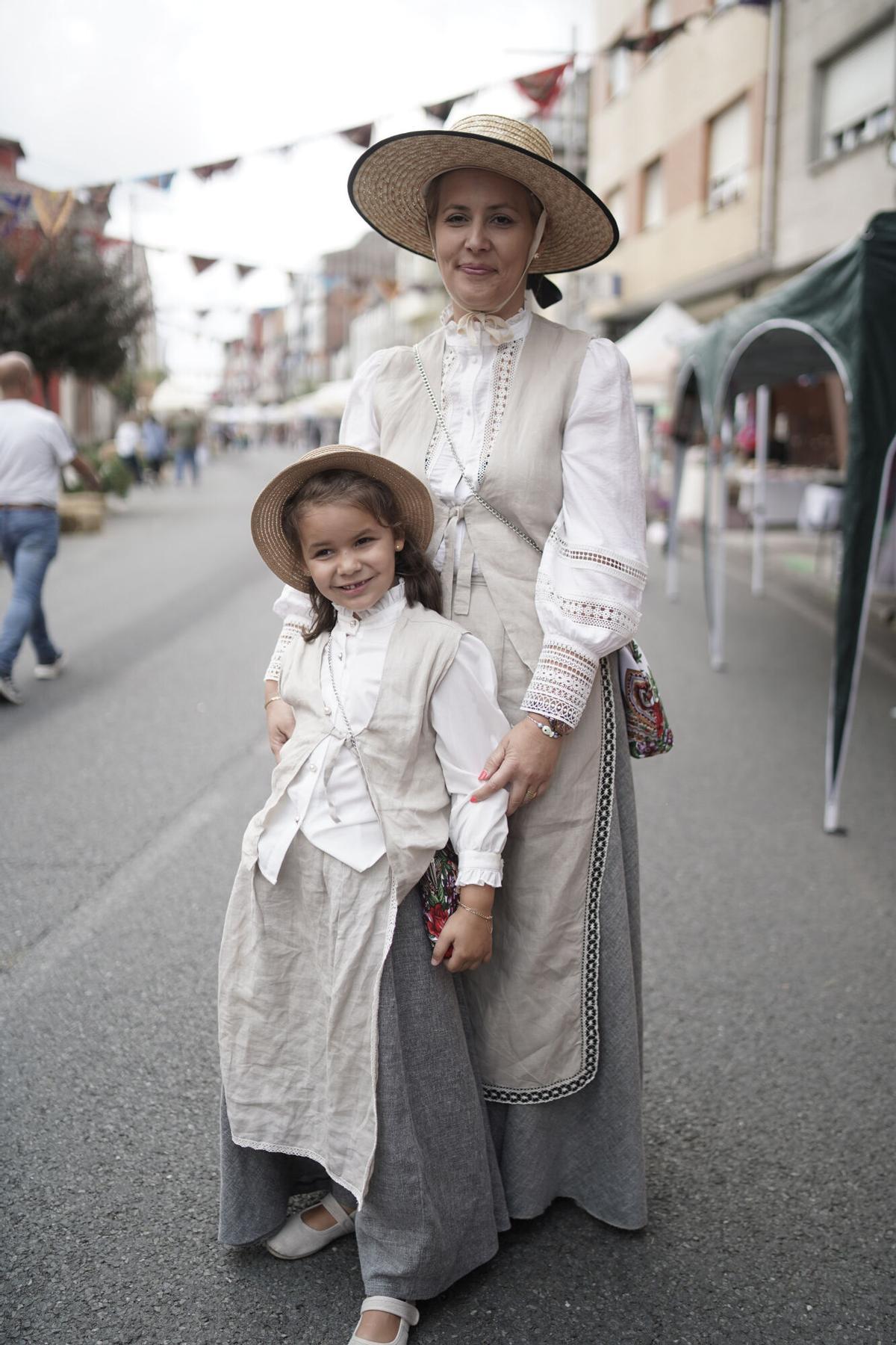La Feria 1900 de Curtis revive un negocio familiar del siglo XX para destinar sus beneficios a la Fundación Centro Oncológico de Galicia.
