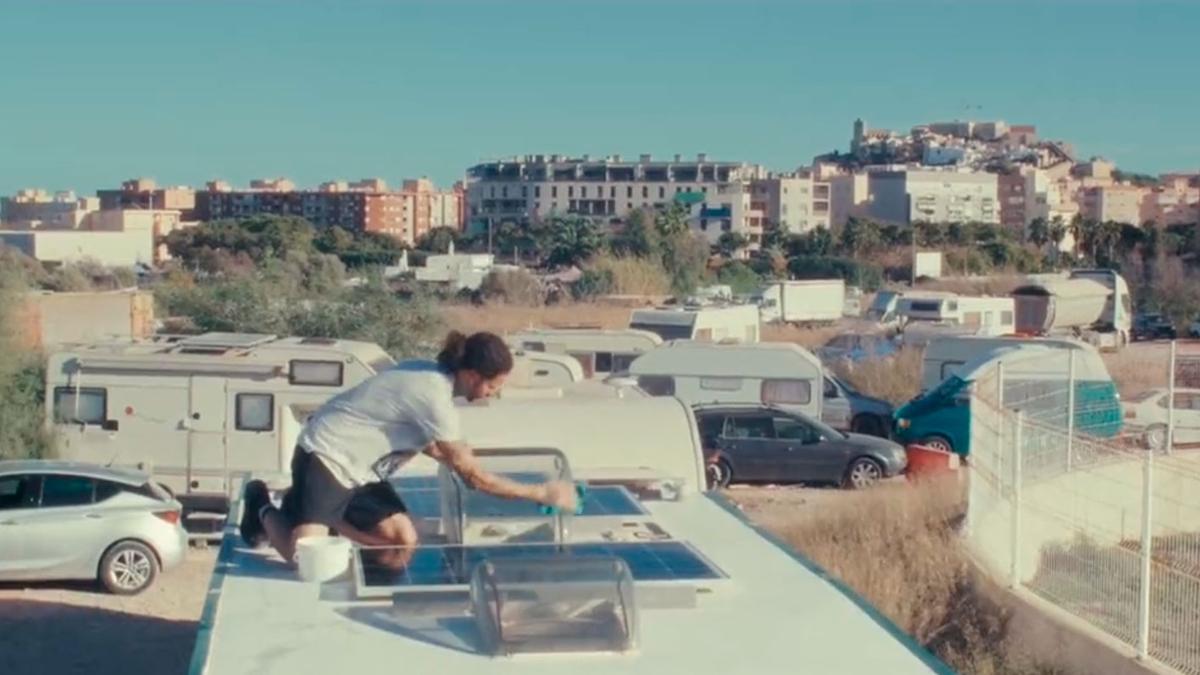 Una imagen del bombero de Ibiza que vive en una autocaravana.