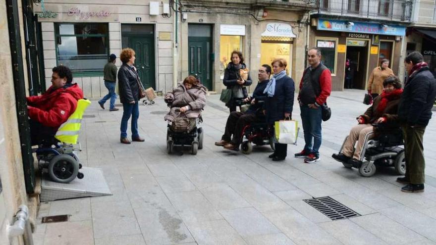 La edil Lourdes Rial acompañó en las compras a varios ciudadanos que precisan silla de ruedas. // G.Núñez
