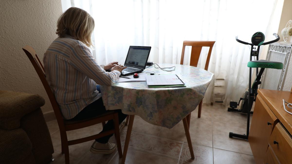 Una empleada trabaja desde casa en Aragón, durante la pandemia.