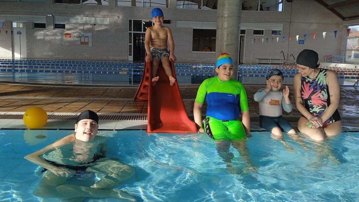 Usuarios de la terapia acuática de Raitana, en la piscina de Pola de Siero.