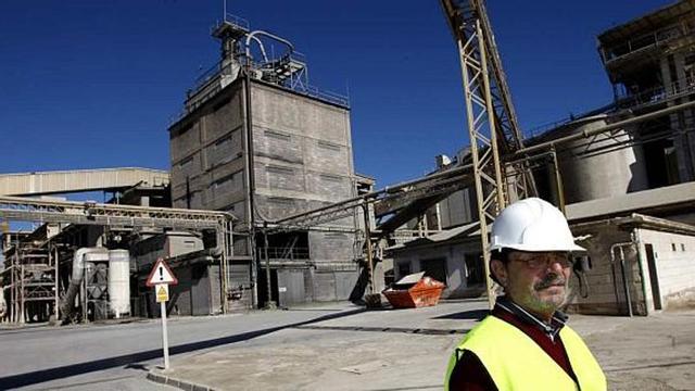 Uno de los trabajadores de la cementera de San Vicente ya jubilado muestra el interior de la planta