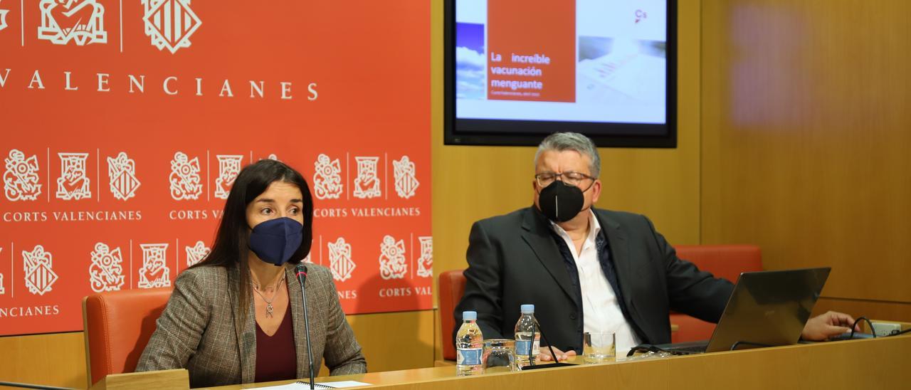 Los diputados de Ciudadanos Ruth Merino y Fernando Llopis esta mañana en las Corts