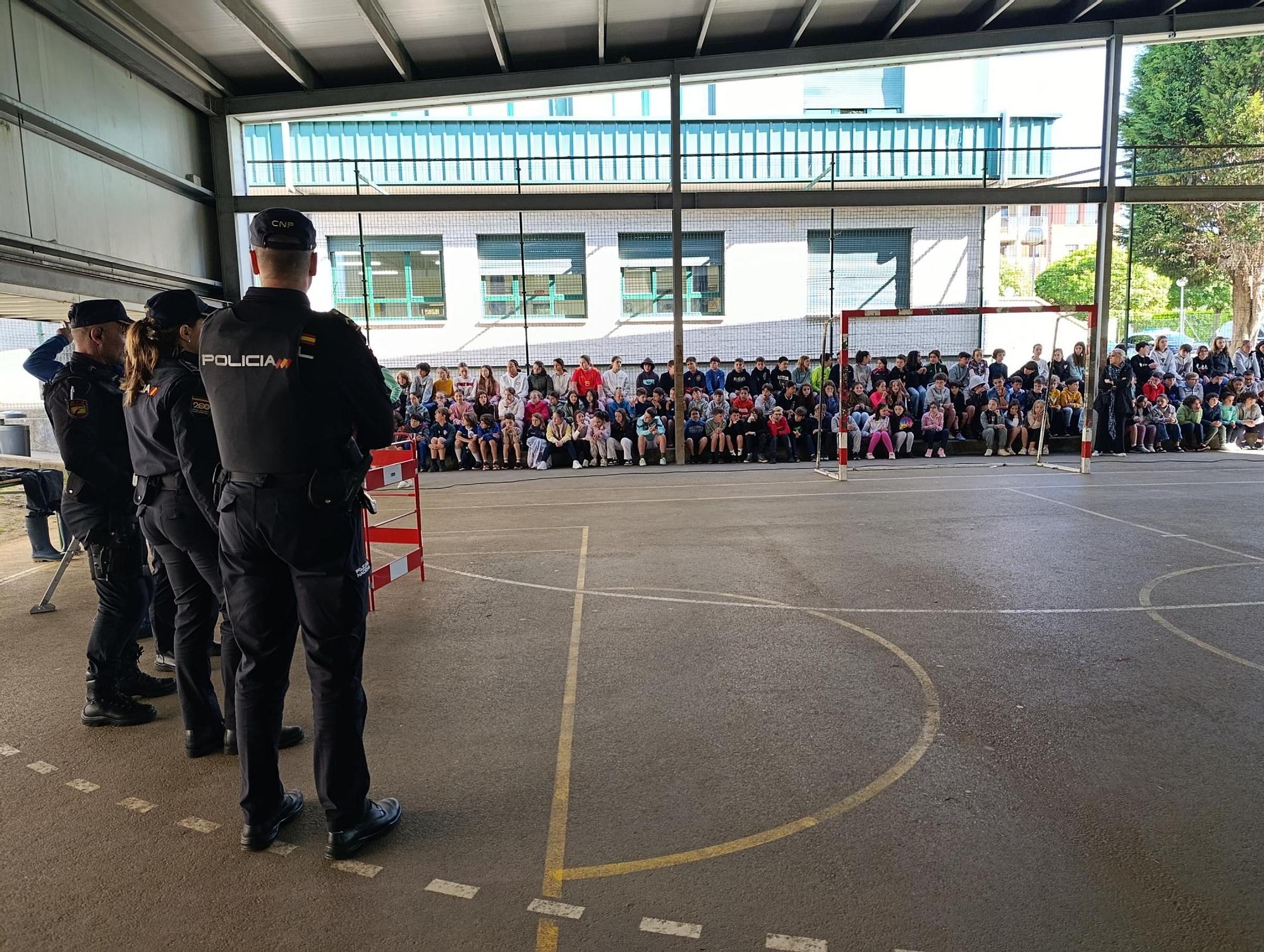 Así fue la exhibición de la Policía Nacional en el colegio La Fresneda, en Siero