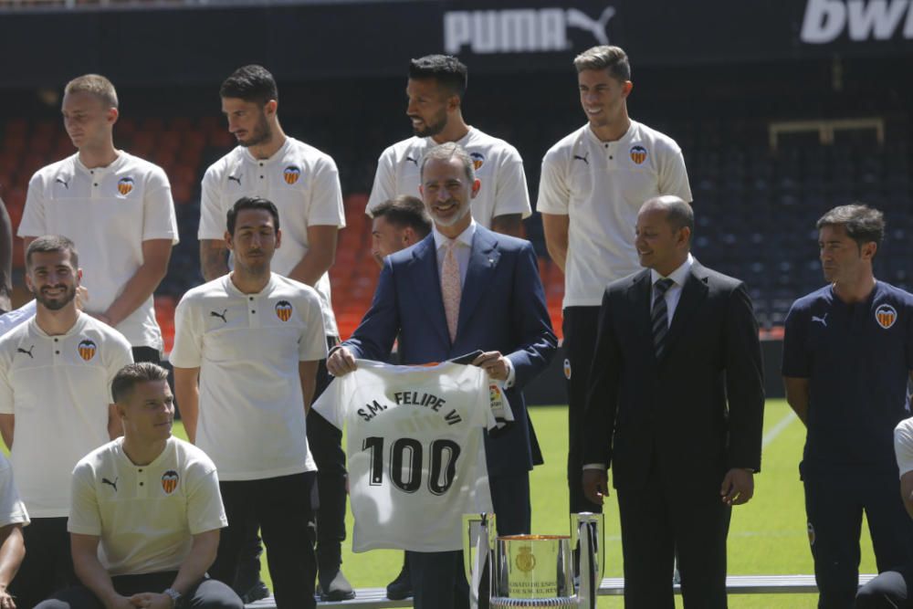 El rey Felipe VI felicita a la plantilla del Valencia CF por conseguir la Copa