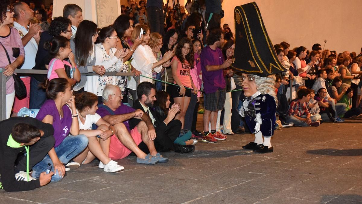 Imagen de archivo de un enanor danzando a los pies del público.