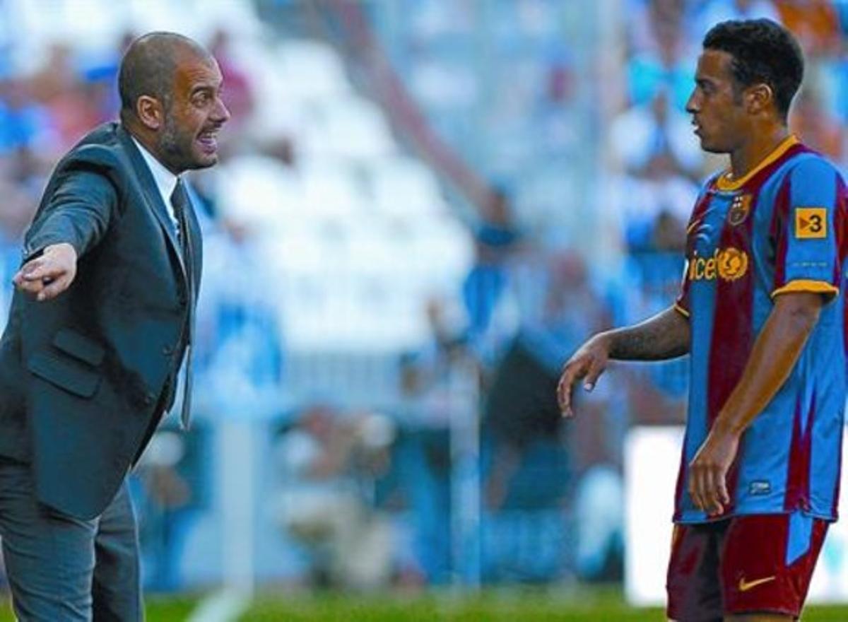 Tàctica 8 Guardiola dóna instruccions a Thiago, ahir al partit disputat a La Rosaleda. Tàctica 8 Guardiola dóna instruccions a Thiago, ahir al partit disputat a La Rosaleda.