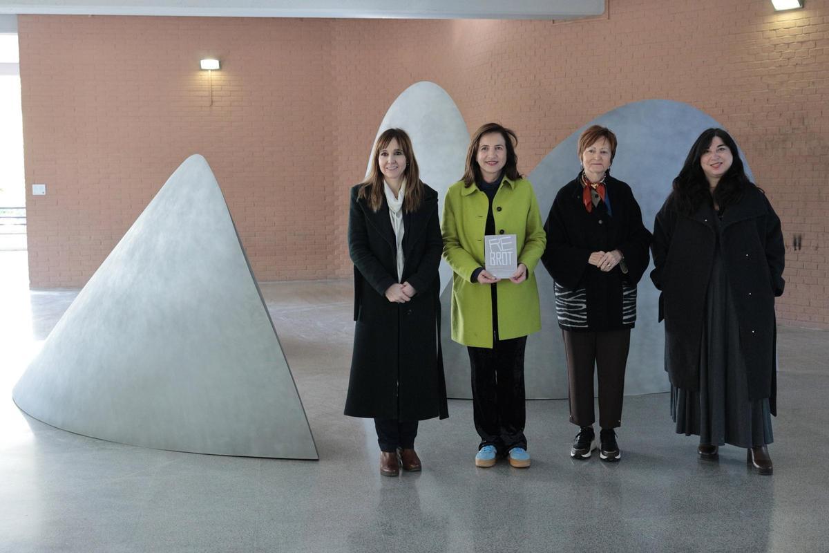 Blanca de la Torre, Marta Alonso, M. Vicenta Mestre i Ester Alba, ante la obra de Juan Asensio que forma part de 'Rebrot'. Foto UV