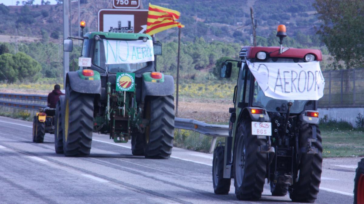 Els pagesos de l&#039;Alt Empordà fan una tractorada en contra &quot;del caprici d&#039;una persona&quot; que vol fer un aeròdrom a Peralada