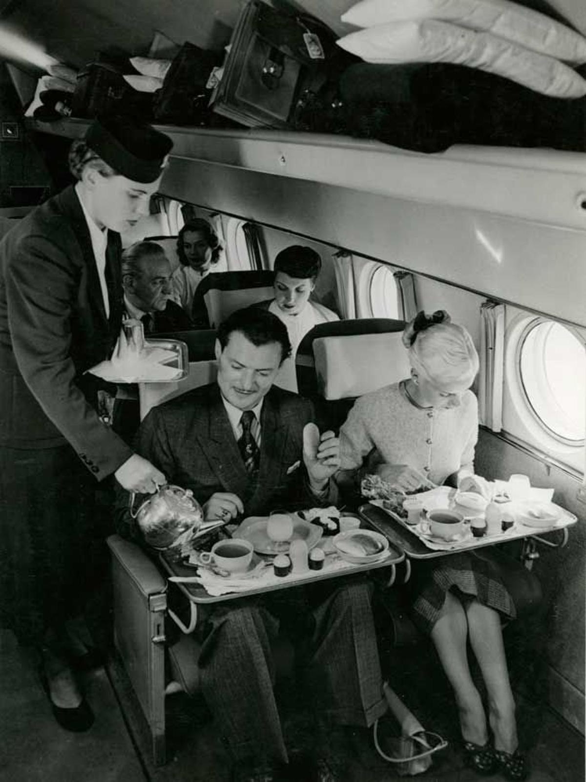 Azafatas sirviendo las primeras comidas a bordo, en 1952