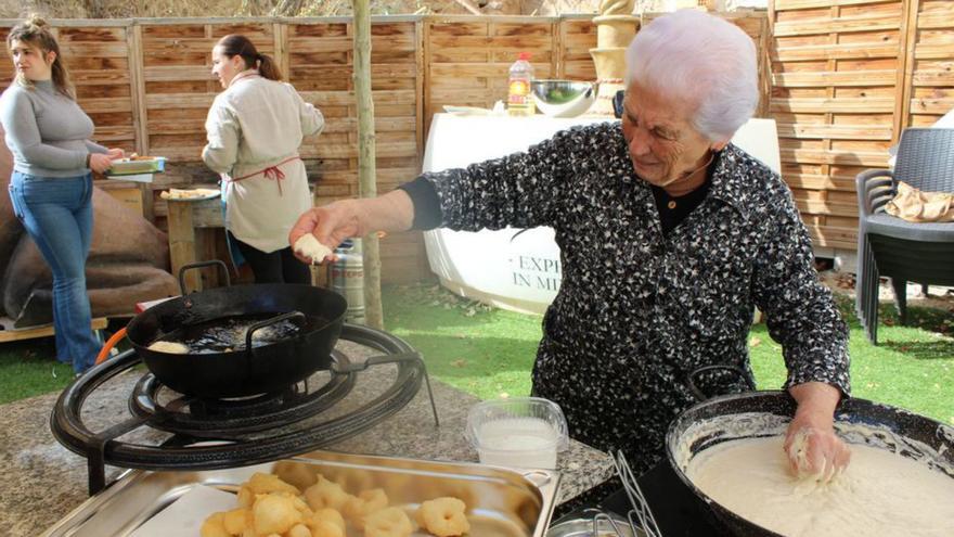 Teresa mantiene la tradición de hacer buñuelos en El Huerto. | F.P.