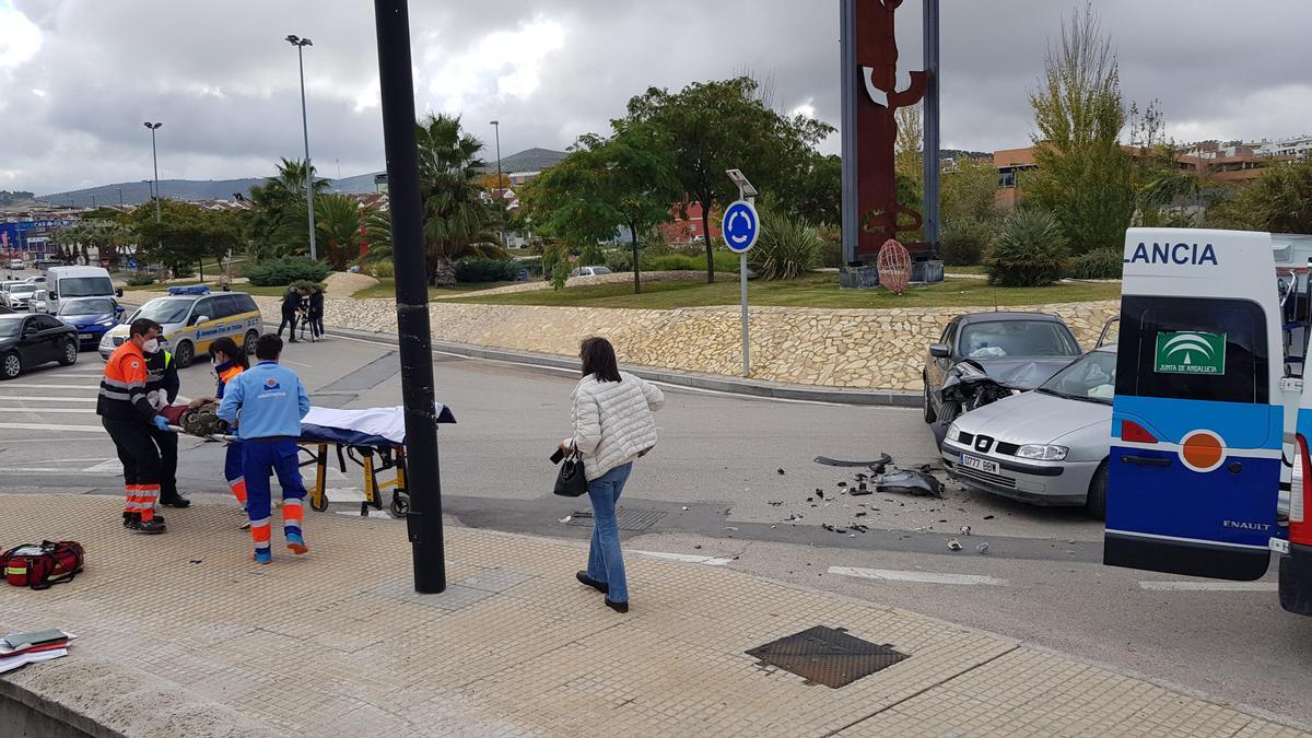 Los servicios sanitarios trasladan al herido a la ambulancia.