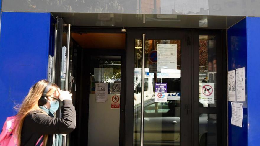 Una joven frente a una Oficina de Emprego. |  Carlos Pardellas