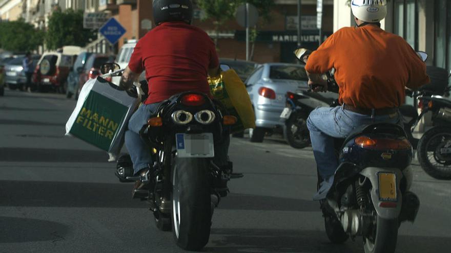 Dos motos circulan por la capital.