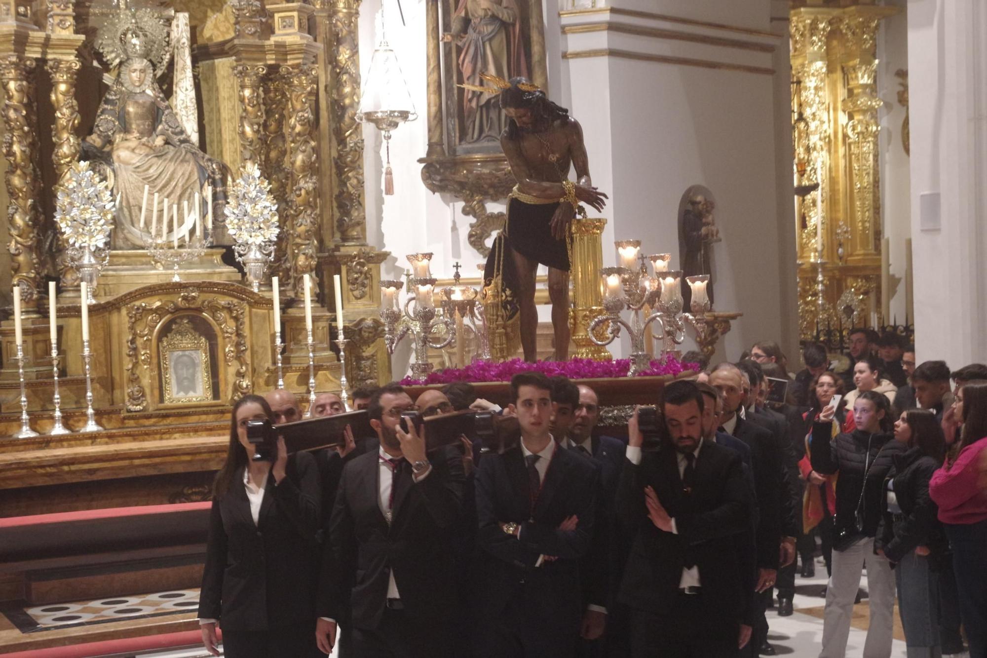 La cofradía de Gitanos celebra un vía crucis claustral en los Santos Mártires.