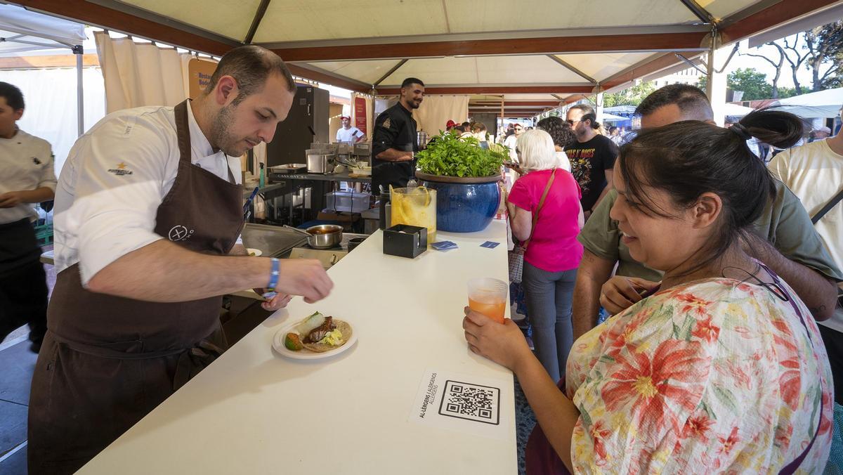Ambiente en Plaza Catalunya con motivo de una nueva edición del ‘Tast a la Rambla’