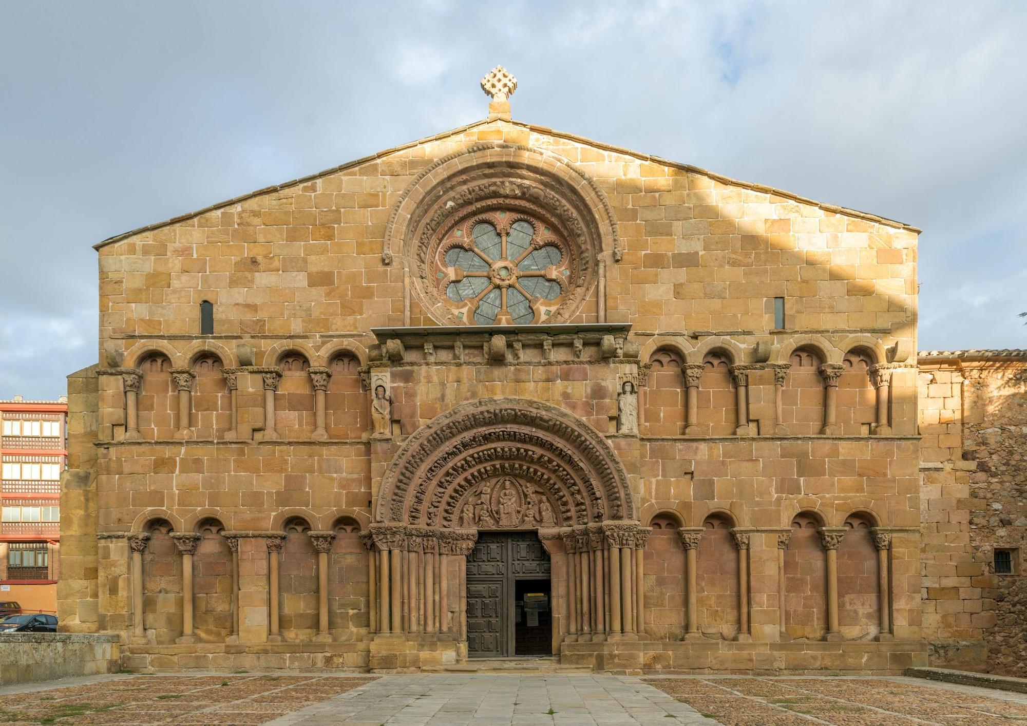 Es uno de los mejores ejemplos del románico en Soria.