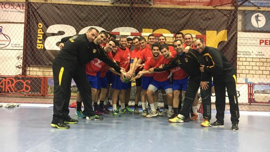 Jugadores y técnicos del Acanor Novás, al inicio de la temporada. / FdV