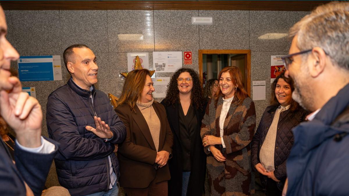Concejales del PP y la delegada de la Xunta, con personal de la Asociación San Francisco.