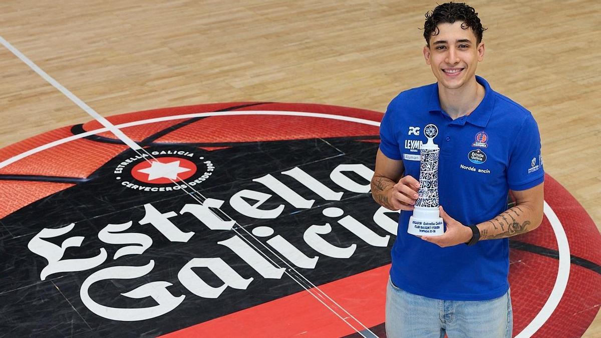 Caio Pacheco posa con su galardón en la pista del Coliseum.