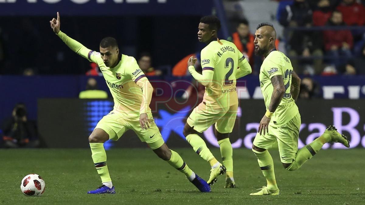 Levante 2 - FC Barcelona 1 - Jeison Murillo junto a Nelson Semedo y Arturo Vidal durante el partido de ida de octavos de final de Copa del Rey entre el Levante y el FC Barcelona