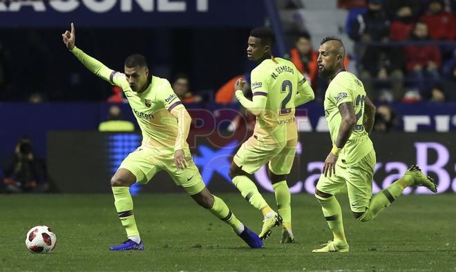 Levante 2 - FC Barcelona 1 - Jeison Murillo junto a Nelson Semedo y Arturo Vidal durante el partido de ida de octavos de final de Copa del Rey entre el Levante y el FC Barcelona